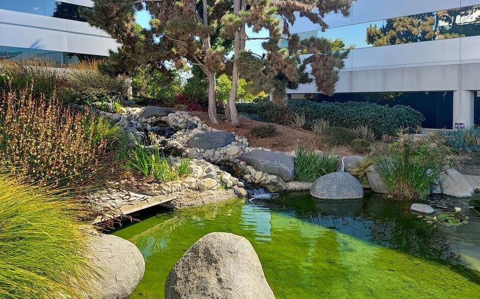 2131 Palomar Airport Rd, Carlsbad, CA à louer - Photo du bâtiment - Image 2 de 13