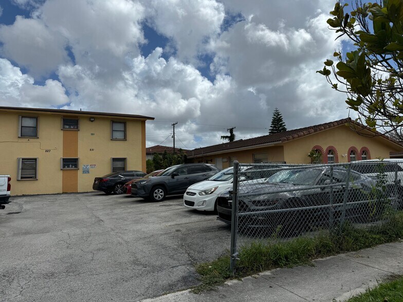 231 E 7th St, Hialeah, FL à vendre - Photo du b timent - Image 3 de 35