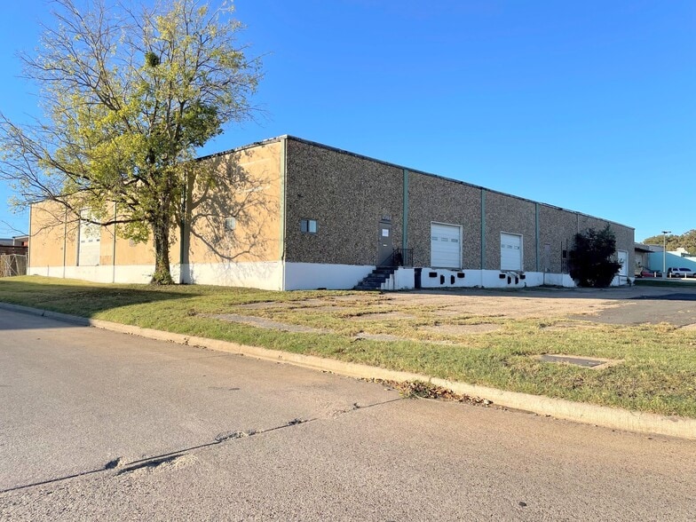 Warehouses or Re-Development Site portfolio of 2 properties for sale on LoopNet.ca - Building Photo - Image 2 of 6