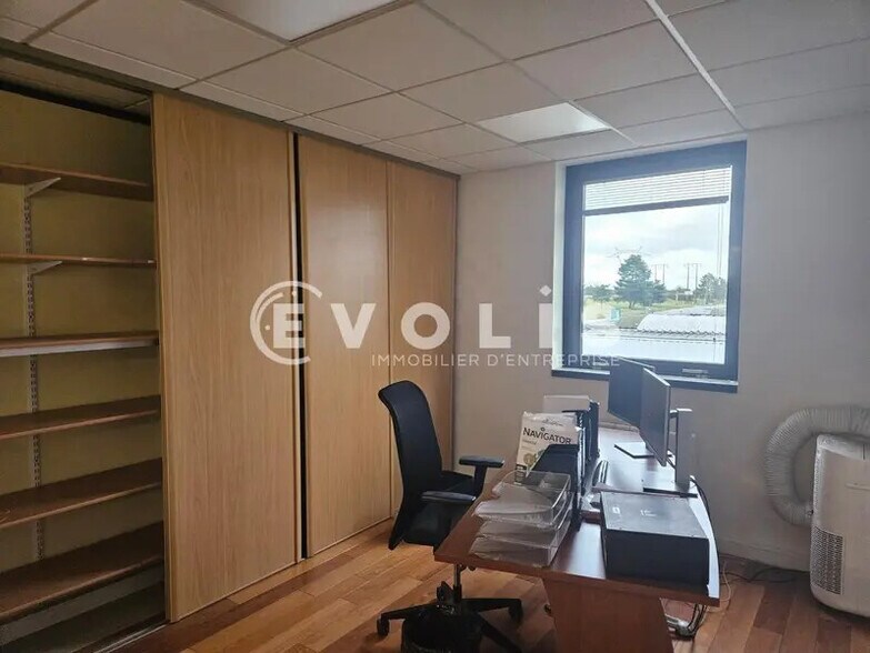 Office in Les Ulis for lease - Interior Photo - Image 2 of 16
