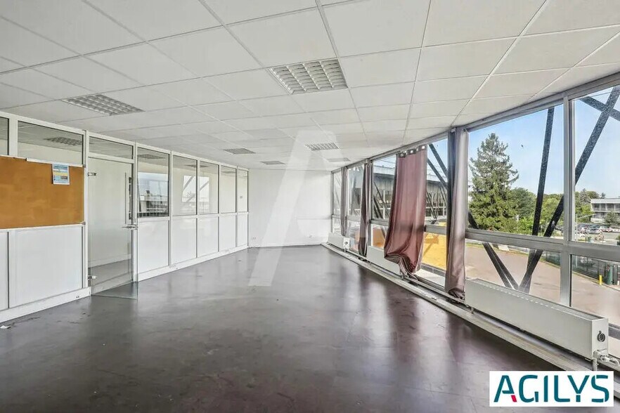 Industrial in Morangis for lease - Interior Photo - Image 3 of 8