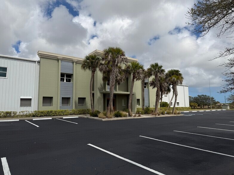 625 66th Ave SW, Vero Beach, FL à vendre - Photo du bâtiment - Image 2 de 30