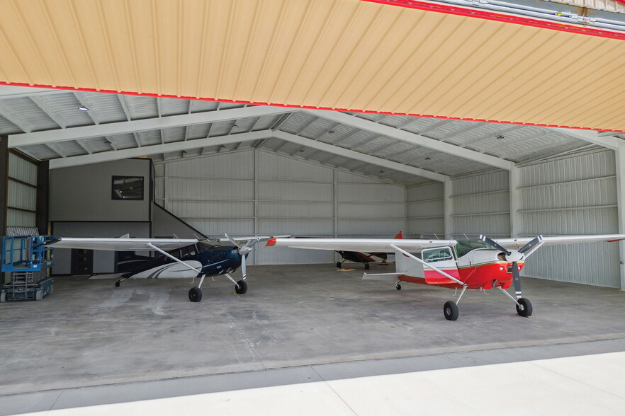 527 LV SELZ HANGAR 4 Rd, Bridgeport, TX for sale - Building Photo - Image 2 of 10