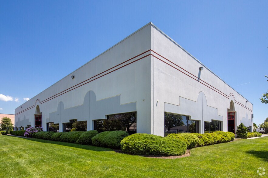 115 Bi-County Blvd, Farmingdale, NY à louer - Photo du bâtiment - Image 3 de 6