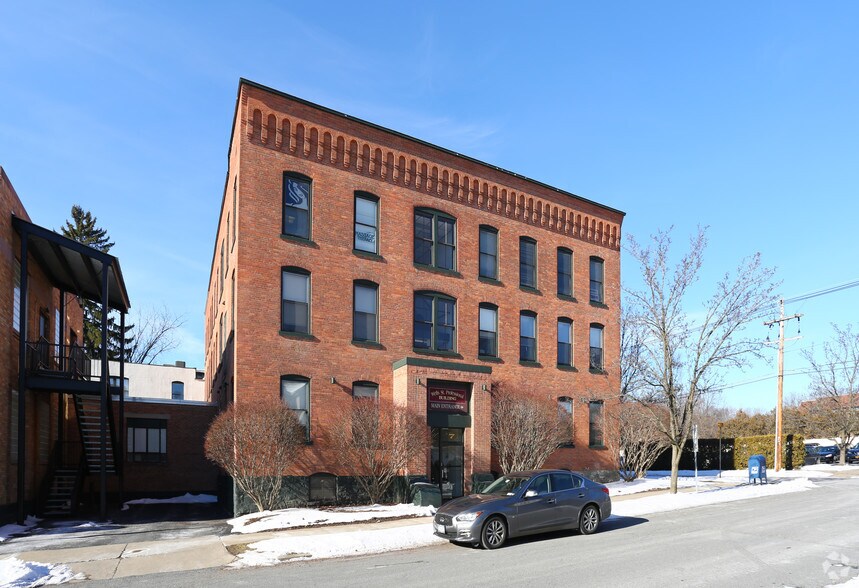 7 Wells St, Saratoga Springs, NY à louer - Photo du bâtiment - Image 3 de 21