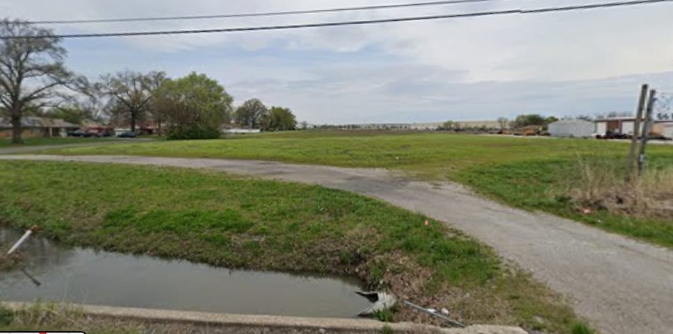 1005 Chain of Rocks rd, Pontoon Beach, IL for sale - Building Photo - Image 2 of 2