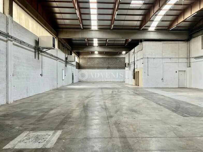 Flex dans Chassieu à louer - Photo du bâtiment - Image 2 de 8