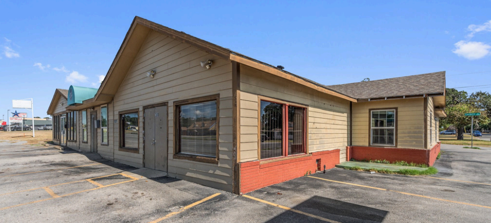 5825 E Lancaster Ave, Fort Worth, TX for lease - Building Photo - Image 1 of 9