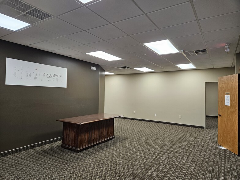 4855 State St, Saginaw, MI for lease - Interior Photo - Image 3 of 17