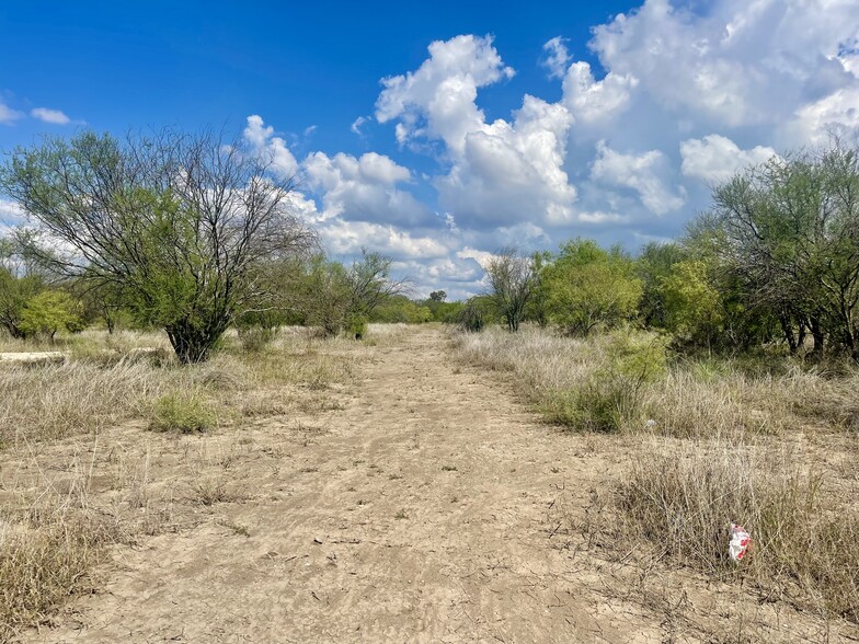 695 County Road 381, San Antonio, TX à vendre - Photo principale - Image 1 de 1