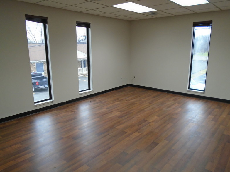 36358 Garfield Rd, Clinton Township, MI for lease - Interior Photo - Image 3 of 10