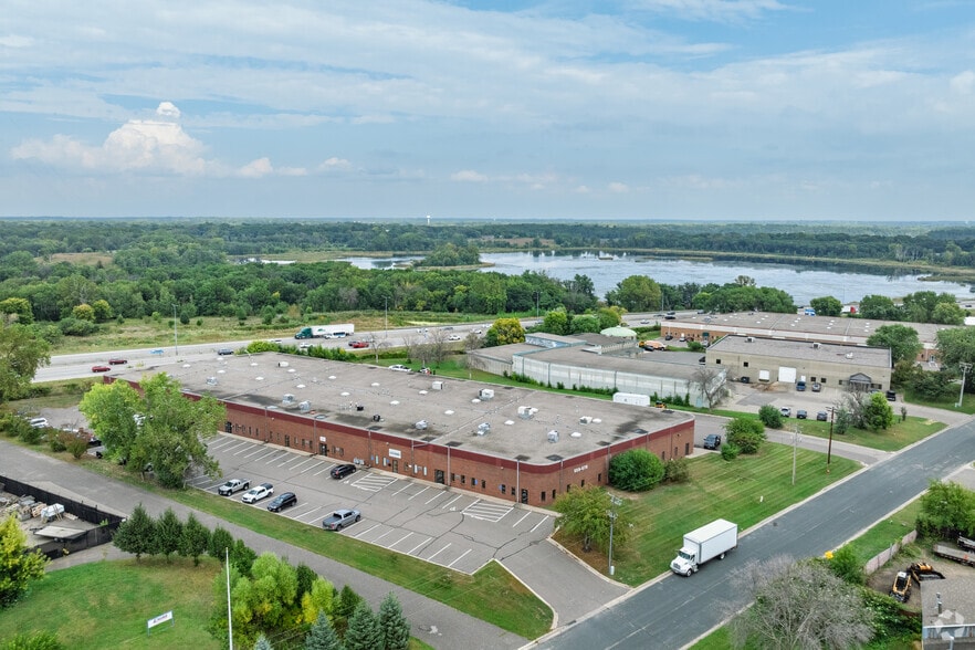 559-575 Shoreview Park Rd, Shoreview, MN for lease - Aerial - Image 3 of 5