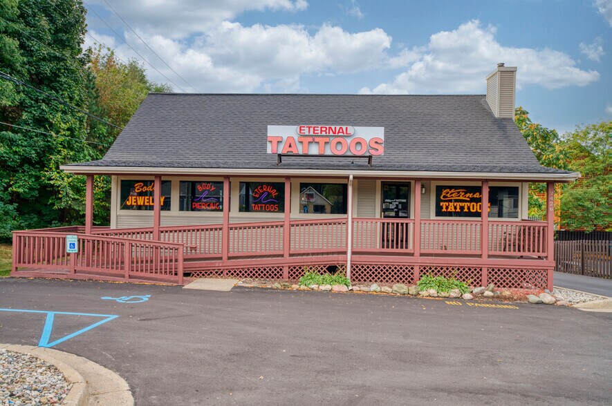 2426 E Grand River Ave, Howell, MI for lease - Primary Photo - Image 1 of 27