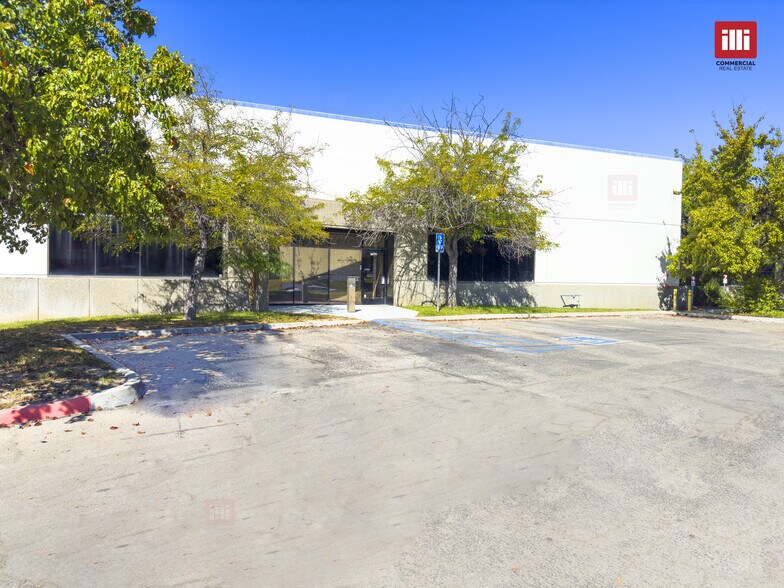 24773 Avenue Rockefeller, Valencia, CA à louer - Photo du bâtiment - Image 3 de 7