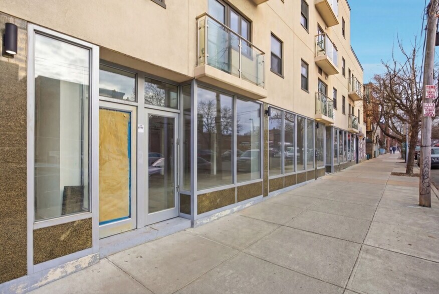 6241-6249 Forest Ave, Ridgewood, NY à louer - Photo du bâtiment - Image 1 de 11
