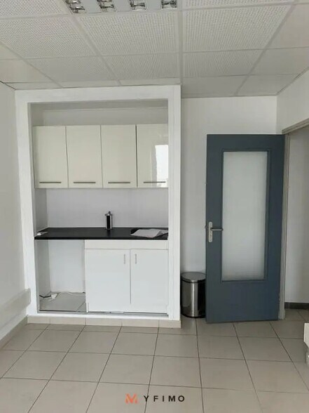 Office in Orgeval for lease - Interior Photo - Image 2 of 4
