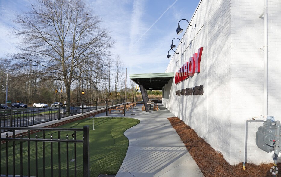 9615 Bailey Rd, Cornelius, NC à vendre - Photo du bâtiment - Image 3 de 10