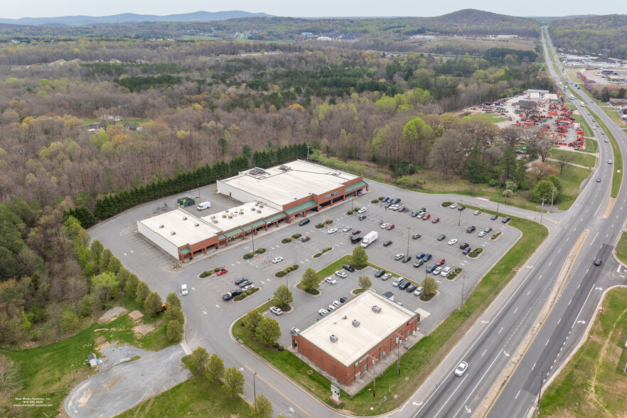 13955-14005 Wards Rd, Lynchburg, VA à louer - Photo du bâtiment - Image 2 de 7