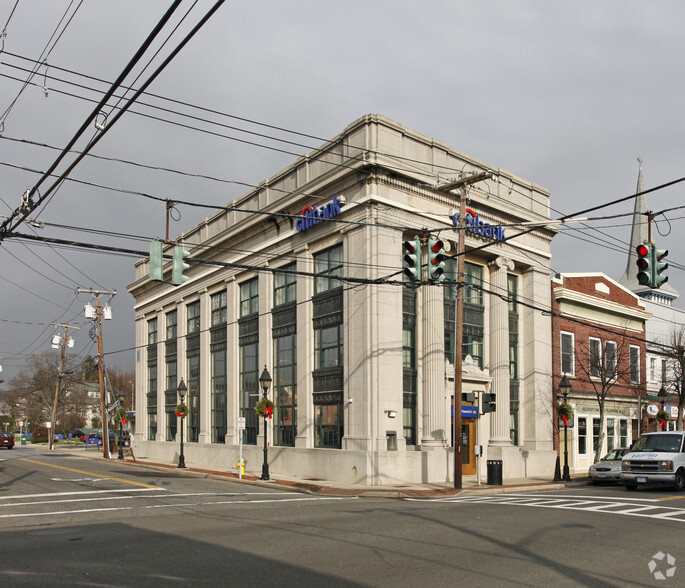 77 E Main St, Bay Shore, NY à vendre - Photo principale - Image 1 de 1