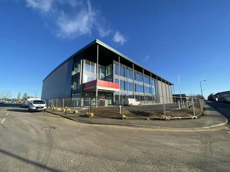 136 Edinburgh Av, Slough à louer - Photo du bâtiment - Image 2 de 2