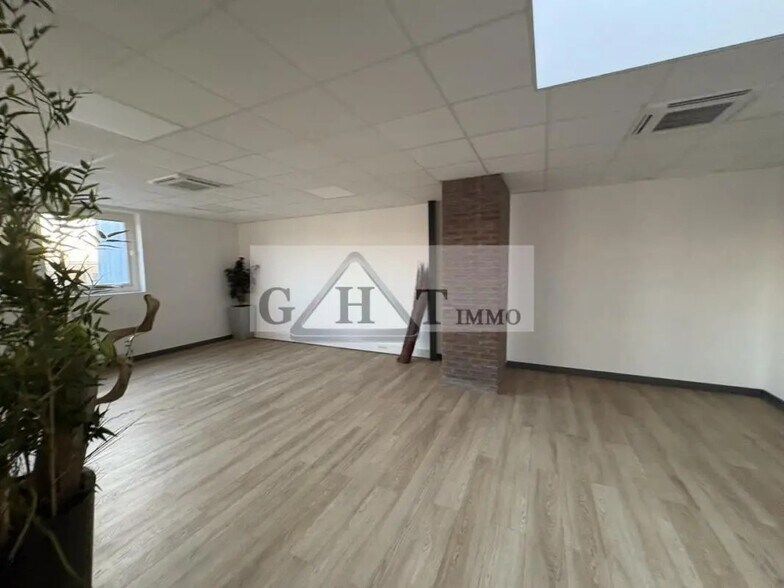 Office in Vaux-le-Pénil for sale - Building Photo - Image 3 of 7