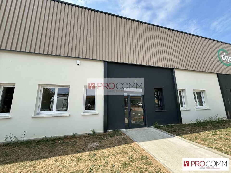 Retail in Chartres for lease Building Photo- Image 1 of 8