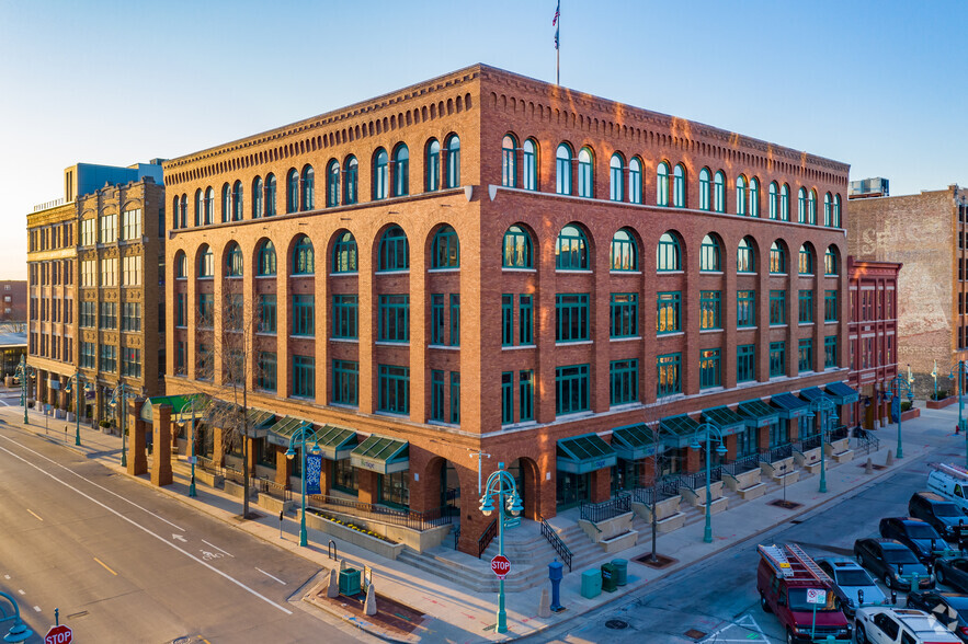 311 E Chicago St, Milwaukee, WI for lease - Primary Photo - Image 1 of 7