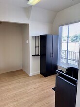 381 N York Rd, Elmhurst, IL for lease Interior Photo- Image 2 of 9