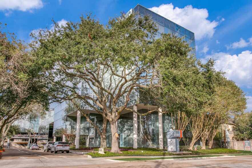 1220 Augusta Dr, Houston, TX à louer - Photo du bâtiment - Image 2 de 7