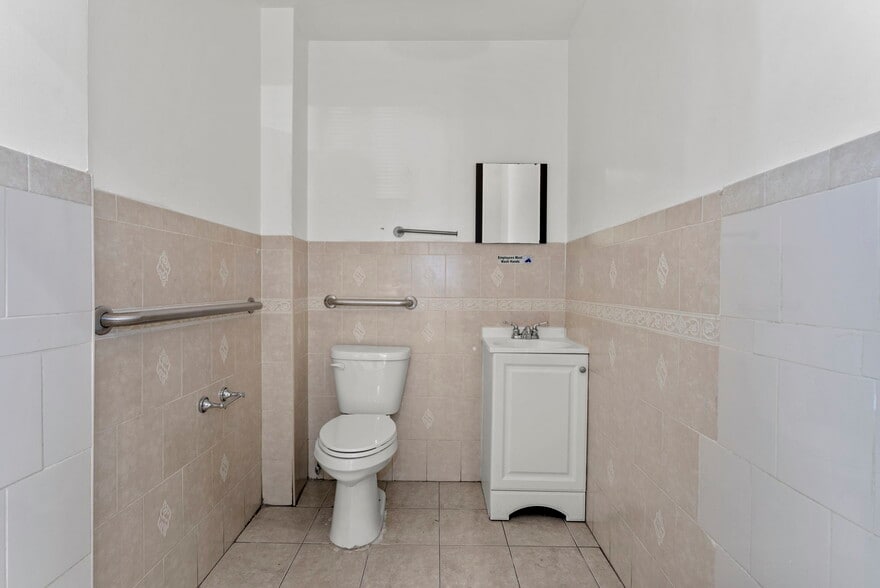 992 Rogers Ave, Brooklyn, NY for sale - Interior Photo - Image 2 of 5