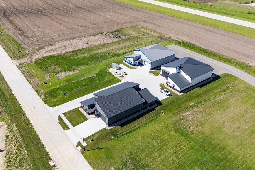 530 Aircom Dr, Marion, IA à vendre - Photo du bâtiment - Image 2 de 16