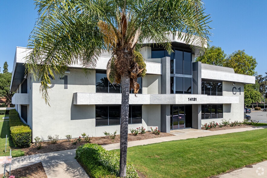 14131 Chambers Rd, Tustin, CA à vendre - Photo du bâtiment - Image 2 de 5