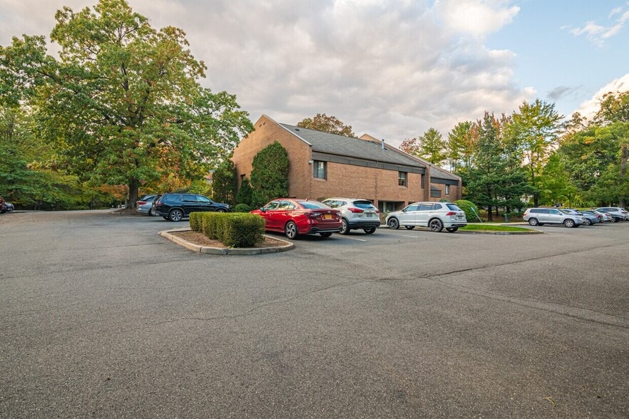 101-105 Dutch Hill Rd, Orangeburg, NY for sale - Building Photo - Image 3 of 11
