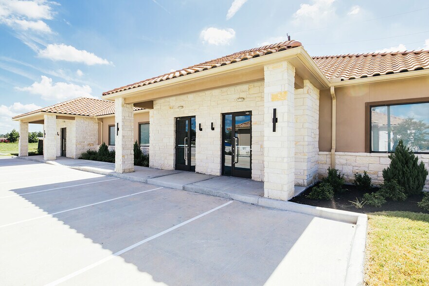 8525 N Sam Houston Pkwy E, Humble, TX à vendre - Photo du bâtiment - Image 2 de 42