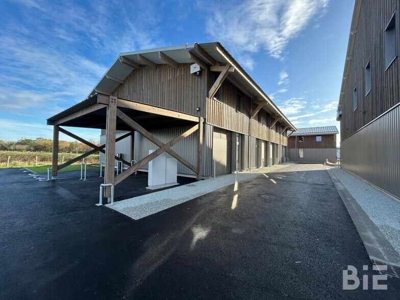 Flex in Le Haillan for sale - Building Photo - Image 2 of 11