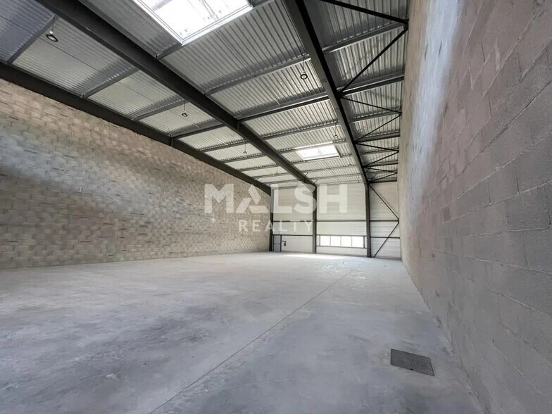 Flex in Dagneux for lease - Interior Photo - Image 3 of 5