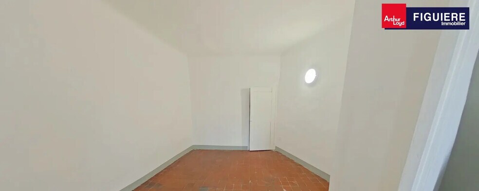 Retail in Salon-de-Provence for lease - Interior Photo - Image 3 of 10