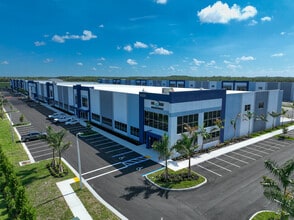 14181 Treeline Ave, Fort Myers, FL à louer Photo du bâtiment- Image 2 de 7