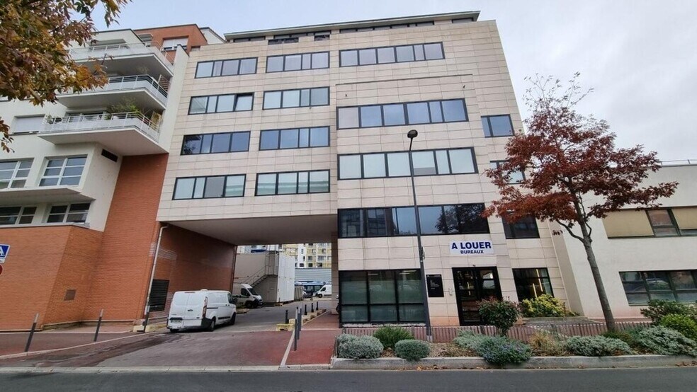 16 Rue Jean Jacques Rousseau, Issy-les-Moulineaux à louer - Photo du bâtiment - Image 1 de 13