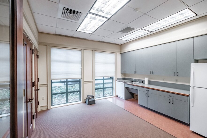 1393 Clay St SE, Albany, OR à louer - Photo du bâtiment - Image 3 de 11