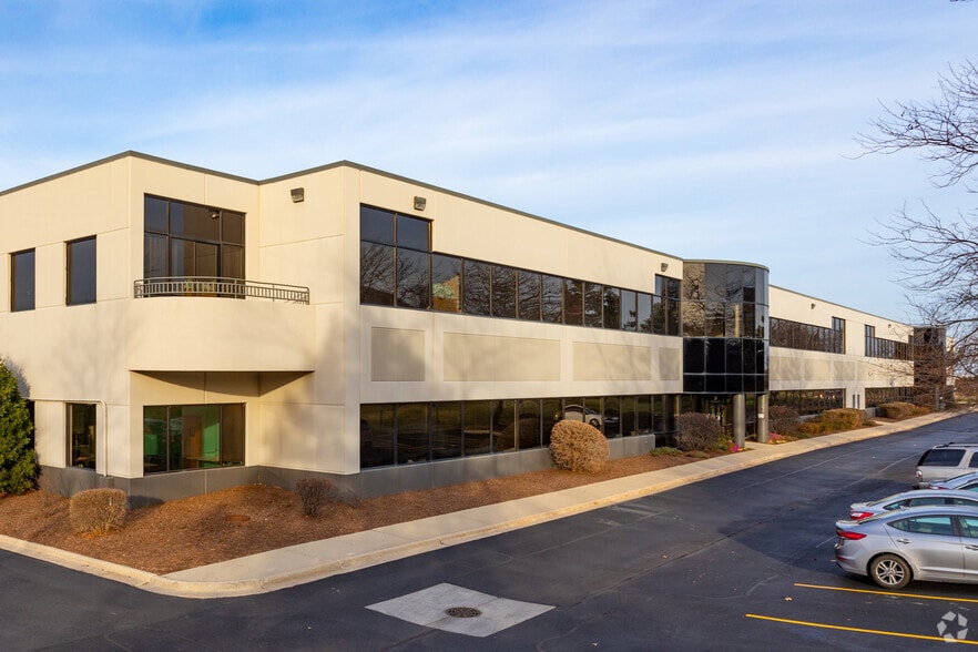 100-130 Lakeview Pky, Vernon Hills, IL for lease - Building Photo - Image 2 of 9