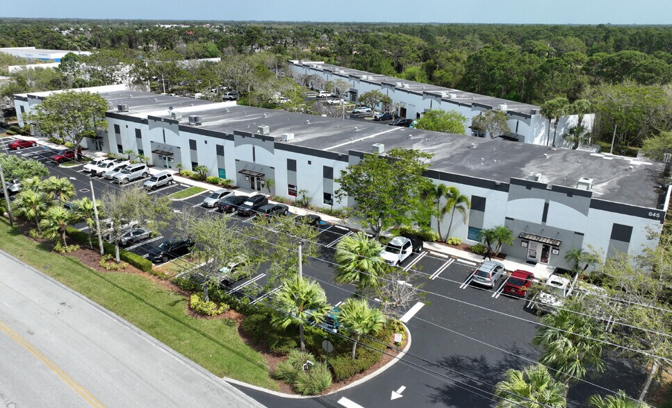 645 NW Enterprise Dr, Port Saint Lucie, FL à louer - Photo du bâtiment - Image 3 de 3
