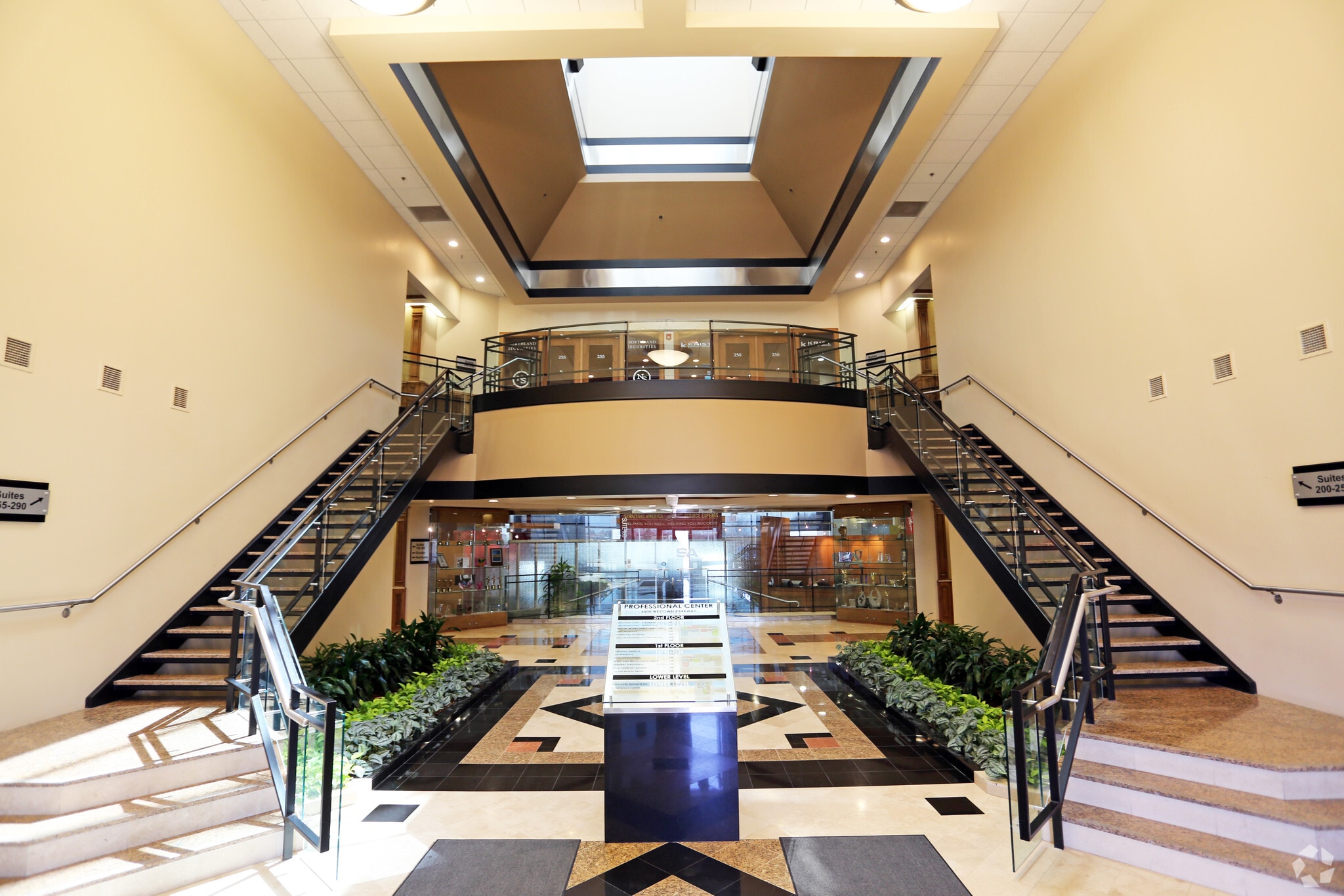 6600 Westown Pky, West Des Moines, IA for lease Lobby- Image 1 of 5