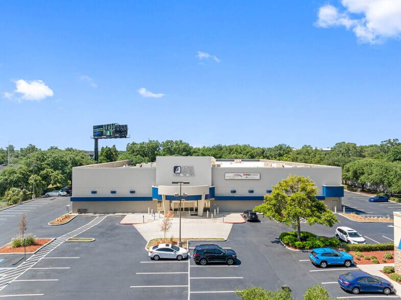 6918 Gunn Hwy, Tampa, FL à louer - Photo du bâtiment - Image 2 de 7