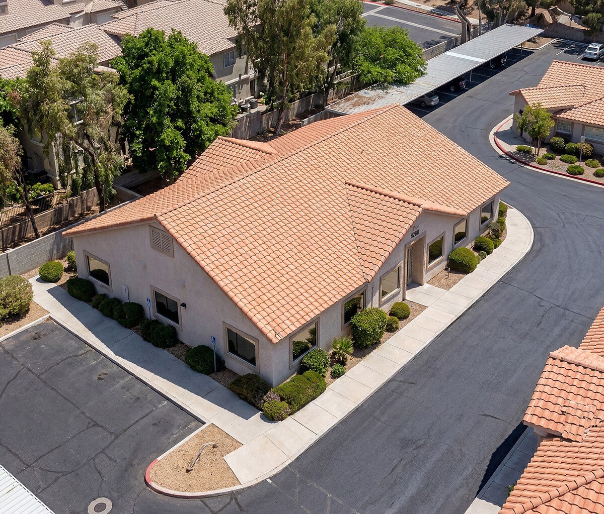 8260 W Charleston Blvd, Las Vegas, NV à louer Photo du bâtiment- Image 1 de 14