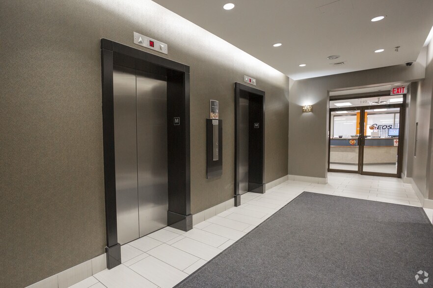 1040 7th Ave SW, Calgary, AB à louer - Hall d’entrée - Image 2 de 8