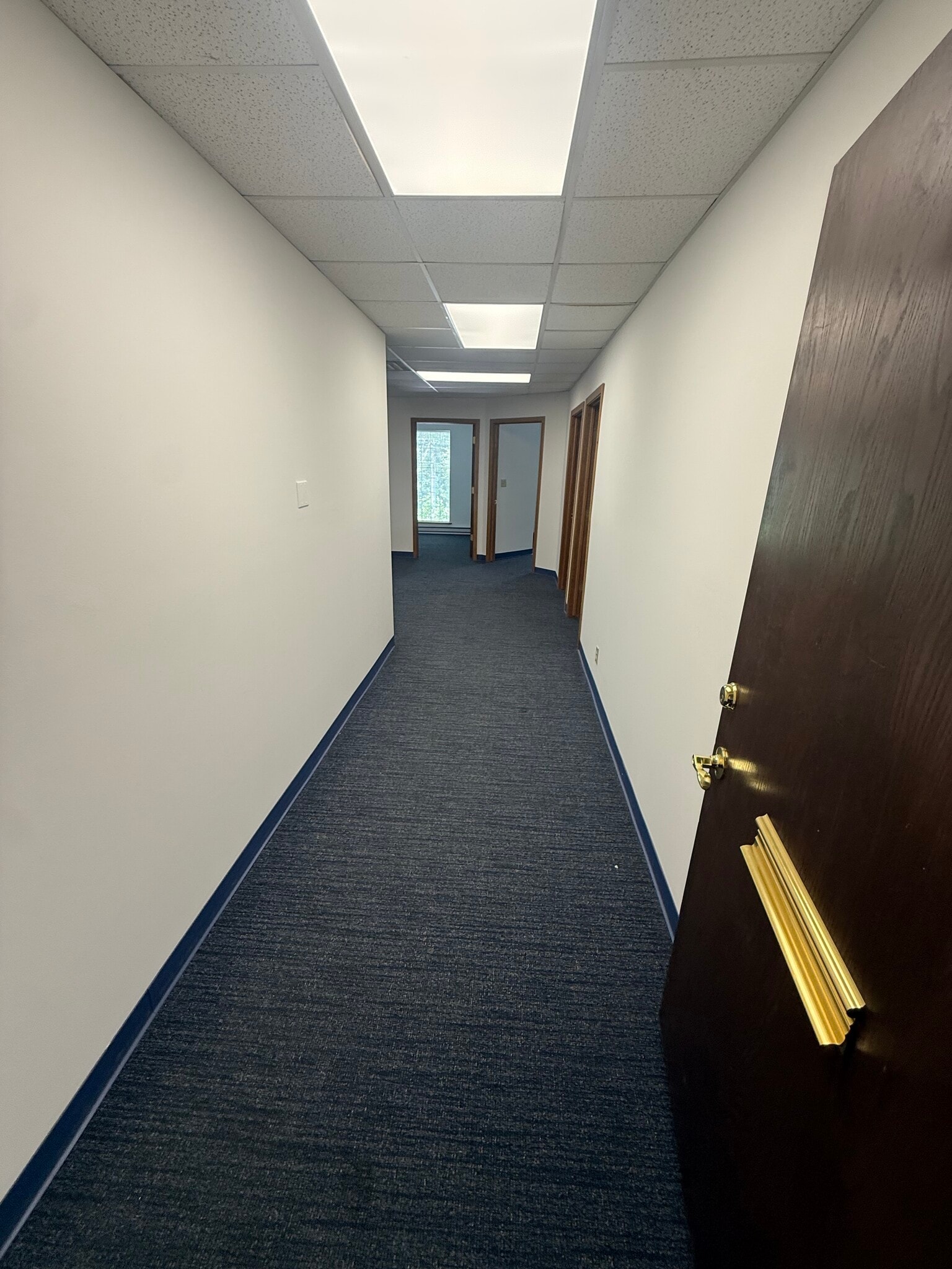 5205 N Ironwood Ln, Milwaukee, WI for lease Interior Photo- Image 1 of 11