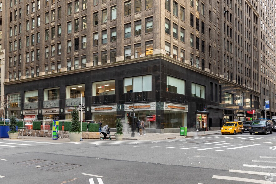 1372 Broadway, New York, NY à louer - Photo du bâtiment - Image 2 de 4