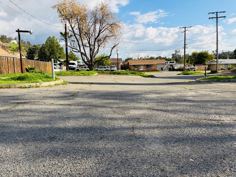 30830 Riverside Dr, Lake Elsinore, CA à vendre - Photo du bâtiment - Image 3 de 16