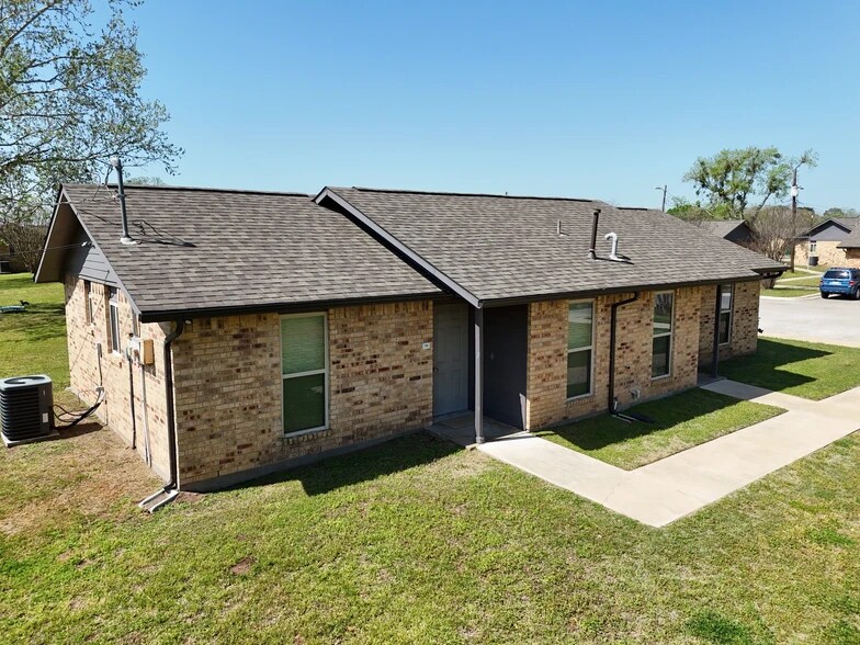 1002 SE Martin Luther King Rd, Smithville, TX à vendre - Photo du bâtiment - Image 3 de 7